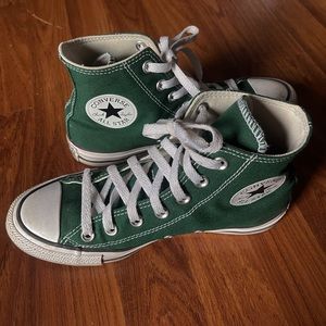 vintage dark green converse perfect for the fall